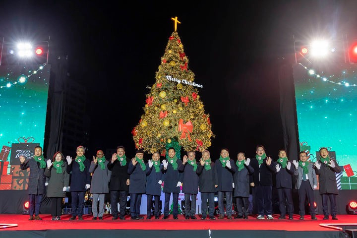 Seoul Mayor Oh Se-hoon (center) and Gam Kyung-chul, Chairman of CTS Christian TV, attend the Christmas tree lighting ceremony at Seoul Plaza in front of City Hall. (CTS Christian TV)