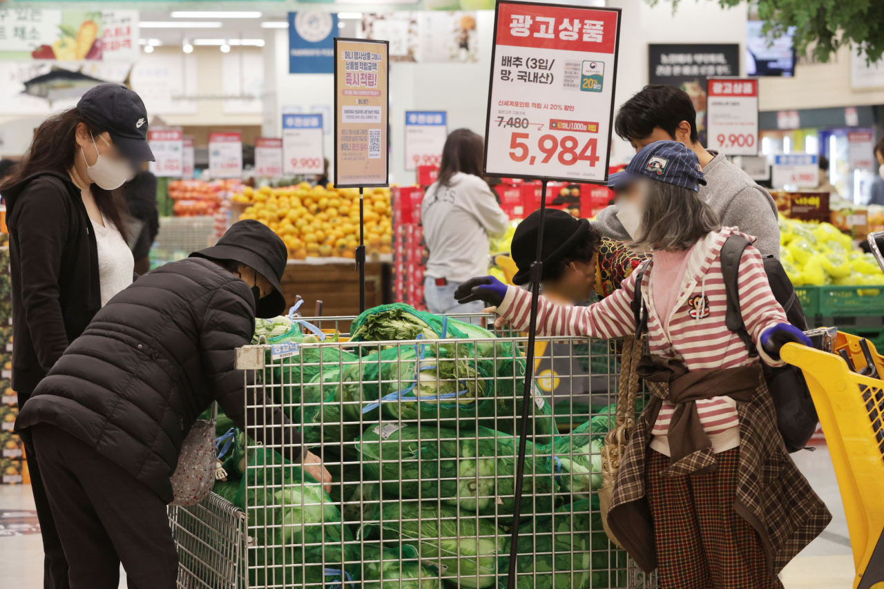 Customers shop at a major discount chain store in Seoul on Nov. 13. (Yonhap)