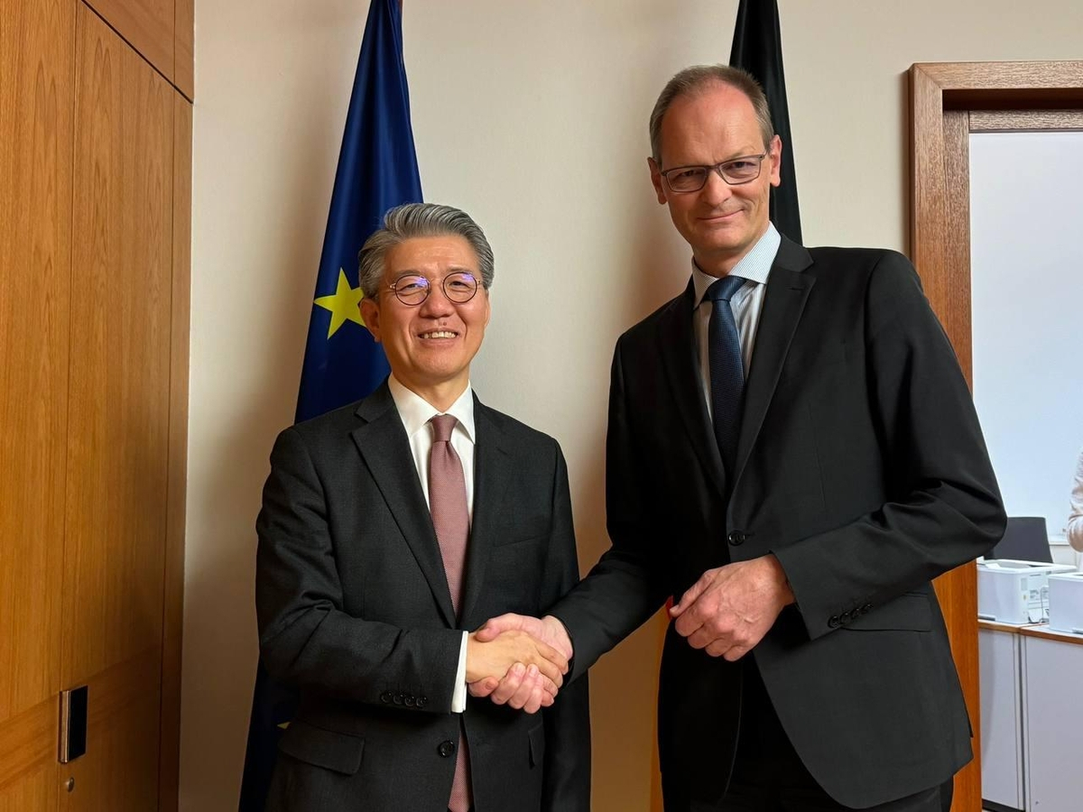 First Vice Foreign Minister Kim Hong-kyun (left) poses with Thomas Bagger, the state secretary of Germany's Federal Foreign Office, ahead of their talks in Berlin on Monday. (The foreign ministry)