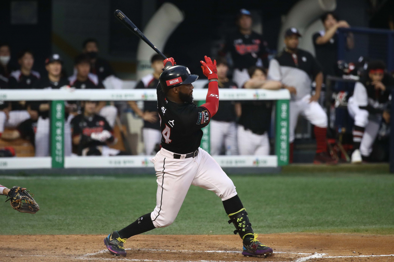 Outfielder Rojas Jr. Mel of KT Wiz bats in the top of seventh inning during the KBO League game between KT Wiz and Doosan Bears at the Jamsil Stadium on Aug. 16, 2020, in Seoul, South Korea. (Getty Images)