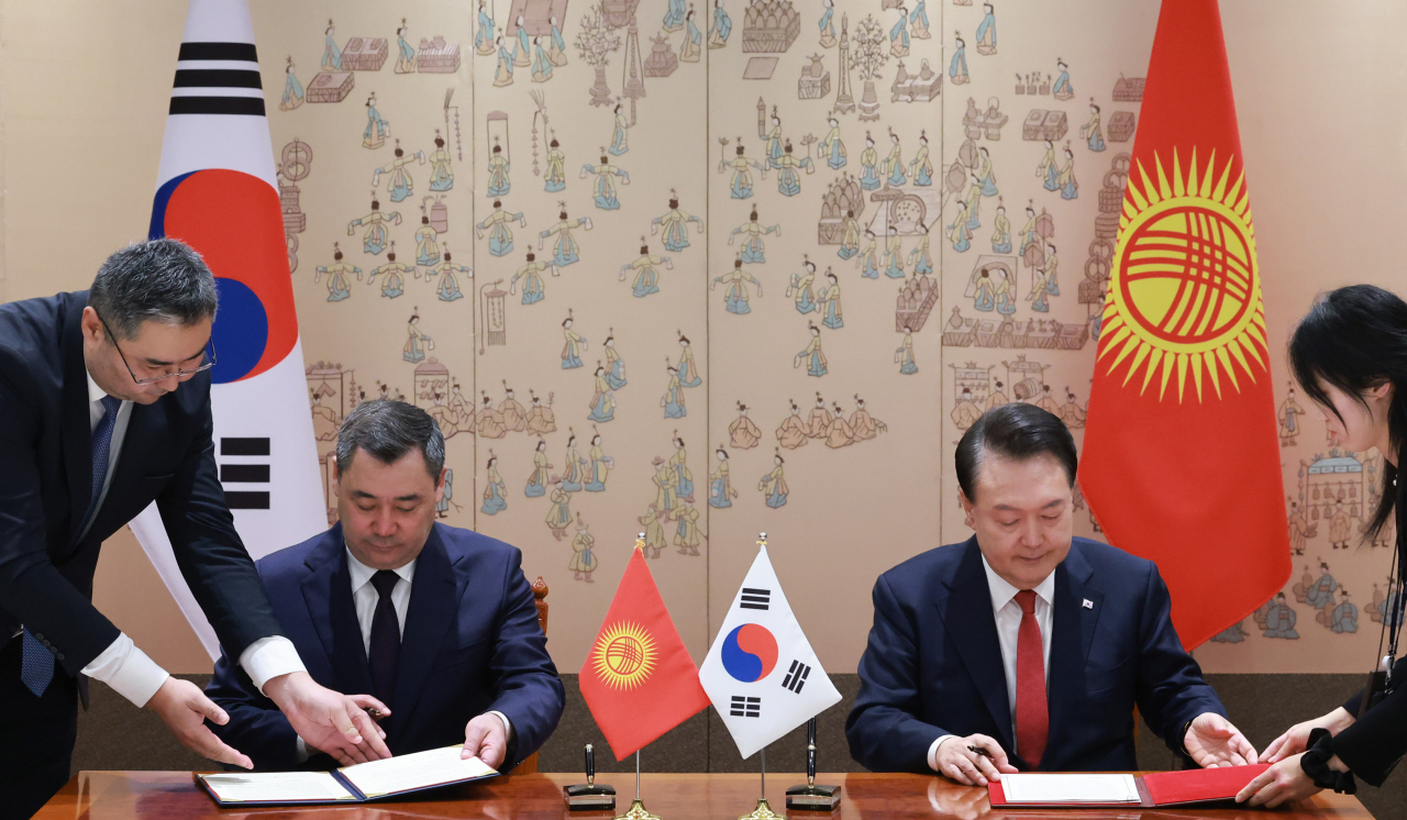 President Yoon Suk Yeol (right) and Kyrgyz President Sadyr Japarov are seen during the signing ceremony of the Comprehensive Partnership of South Korea and Kyrgyzstan on the occasion of the summit held at the presidential office in Seoul, Tuesday. (Yonhap)