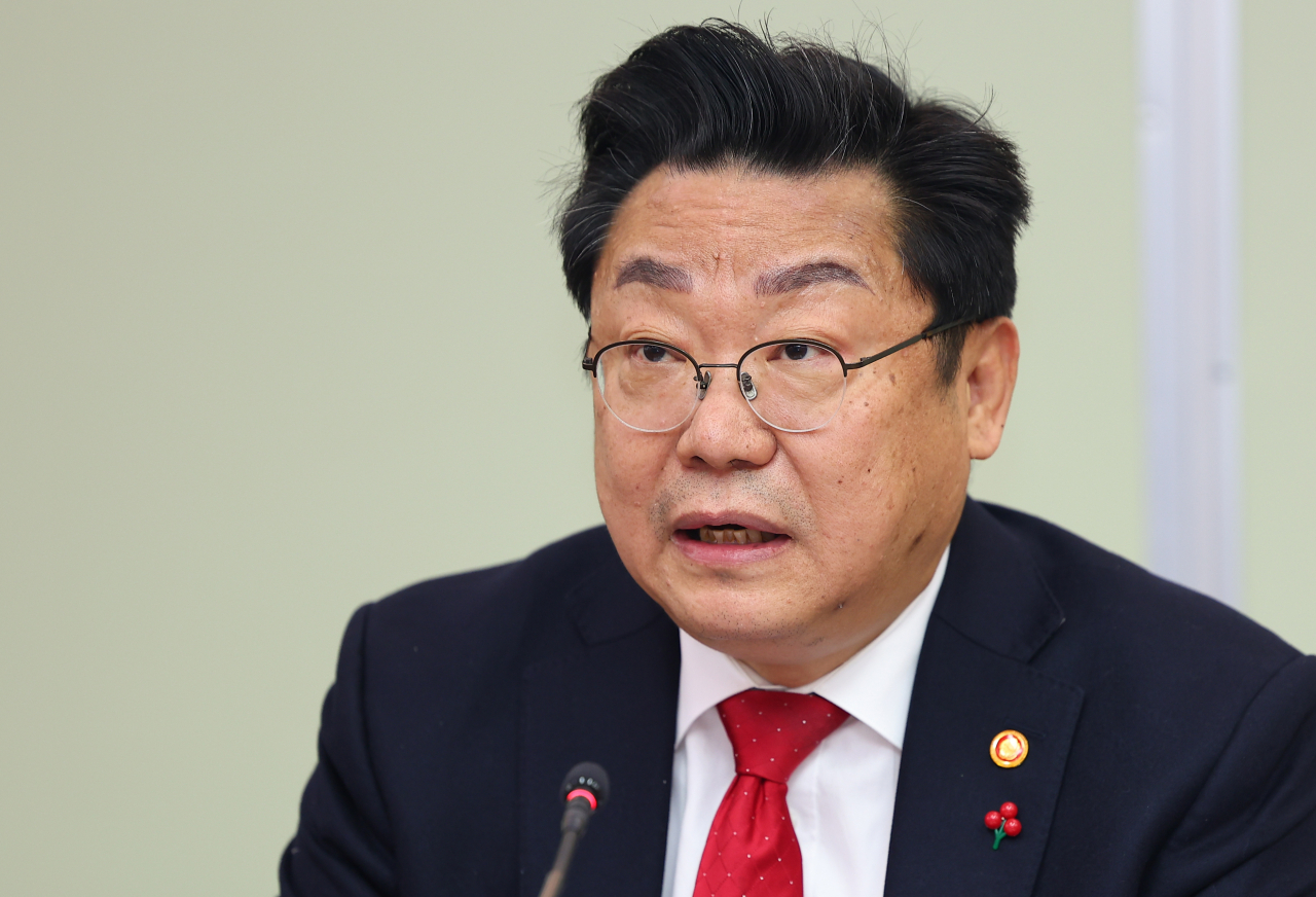 Joo Hyung-hwan, vice chairman of the Presidential Committee on Ageing Society and Population Policy, presides over a meeting in Seoul on Tuesday. (Yonhap)