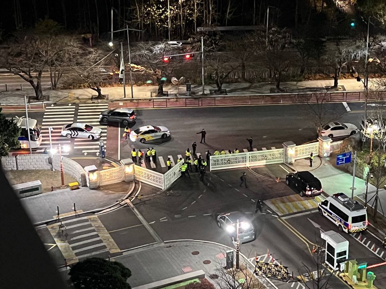 National Assembly barricaded with cars as President Yoon Suk Yeol declares martial law. (The Korea Herald)