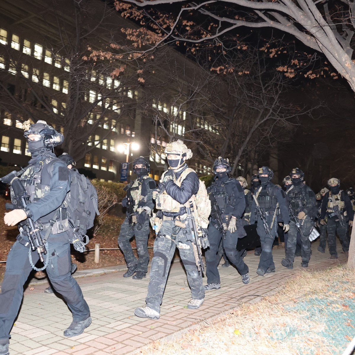 Troops withdraw from the National Assembly in Yeouido, central Seoul on Wednesday. (Yonhap)