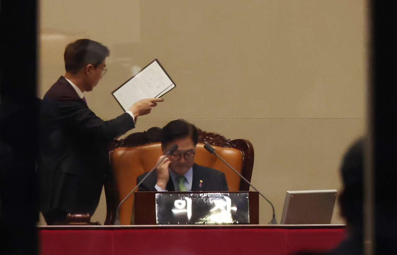 The National Assembly Speaker Woo Won-shik (right) is seen in the National Assembly’s main building on Wednesday. (Yonhap)