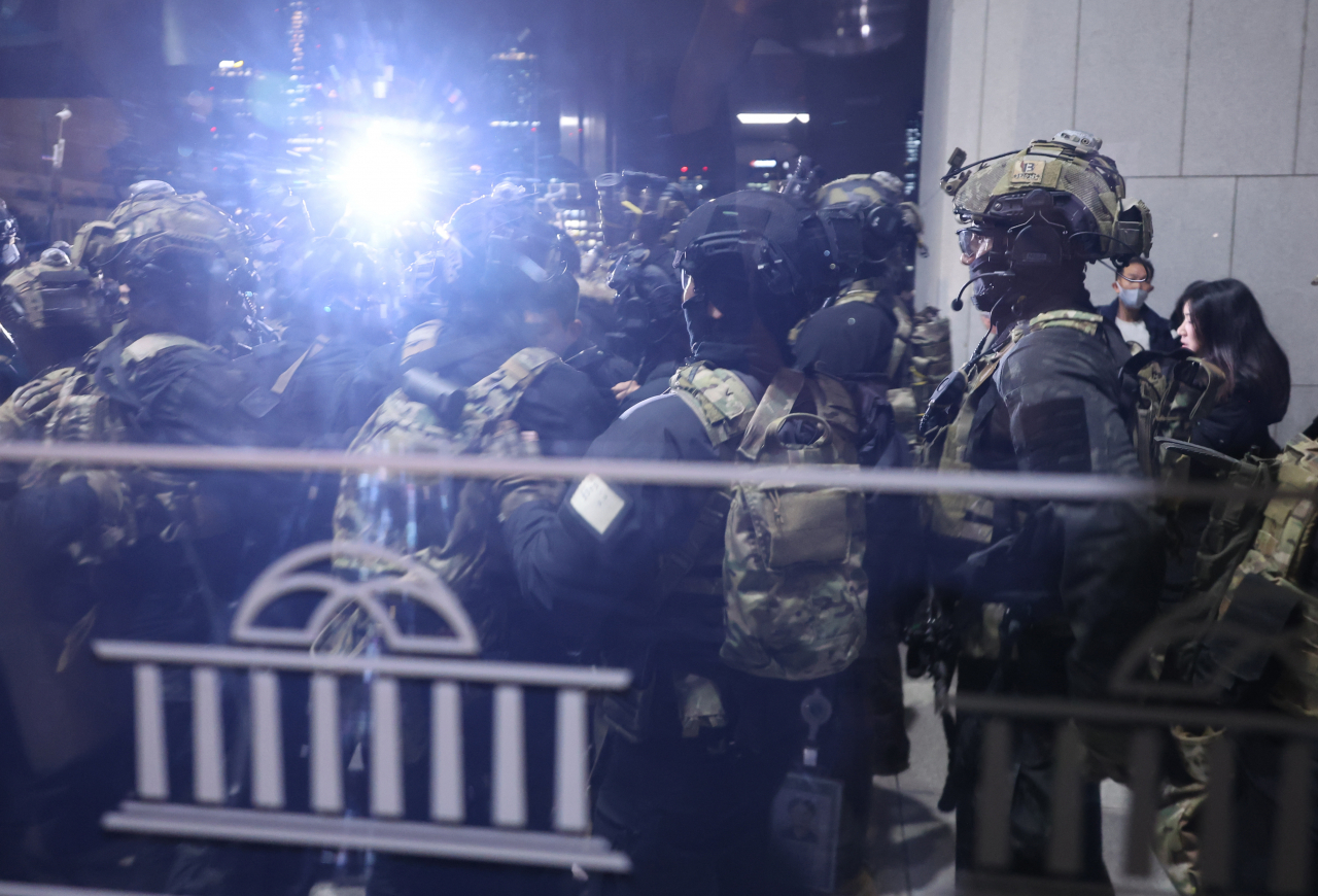 Members of the special operations unit are seen gathered around an entrance of the main Assembly building, where the plenary session is set to begin. (Yonhap)