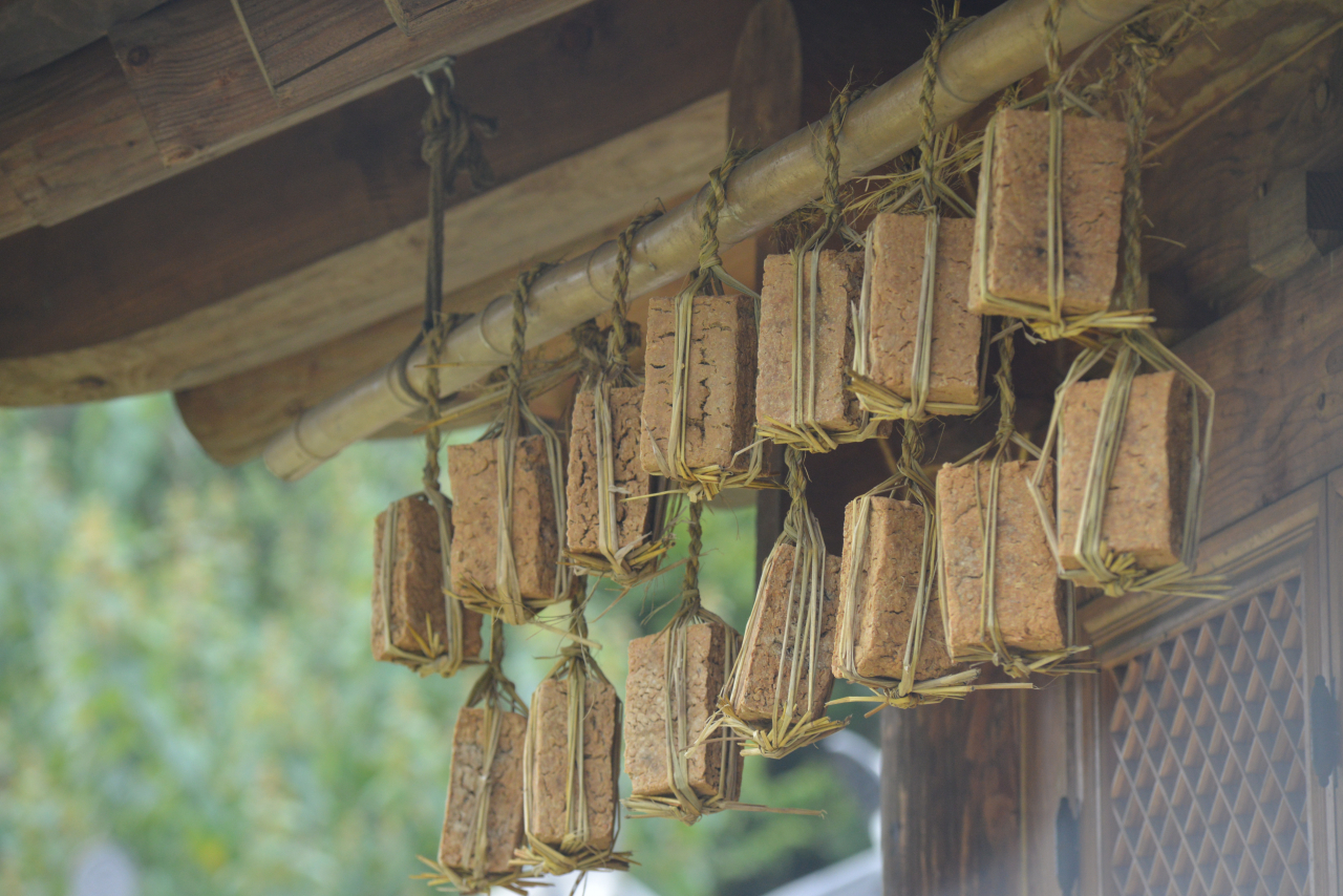 Meju, dried fermented soybeans. (Korea Heritage Service)