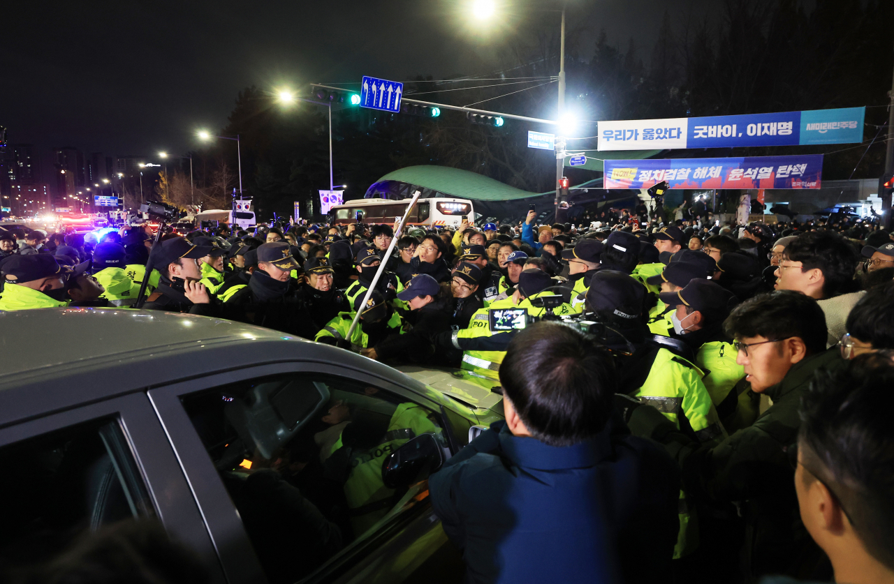 Police block the National Assembly's gate in eastern Seoul on Tuesday night, right after President Yoon Suk Yeol declared martial law. (Yonhap)