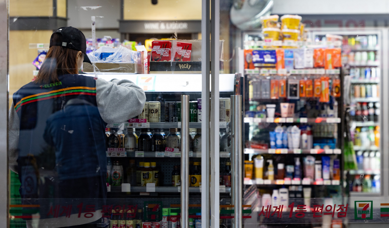 A worker is seen at a convenience store in Seoul, Nov. 18. (Newsis)