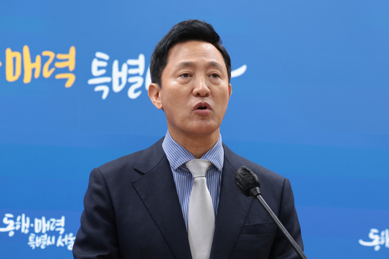 Seoul Mayor Oh Se-hoon speaks during an emergency press briefing held at Seoul City Hall on Wednesday. (Yonhap)