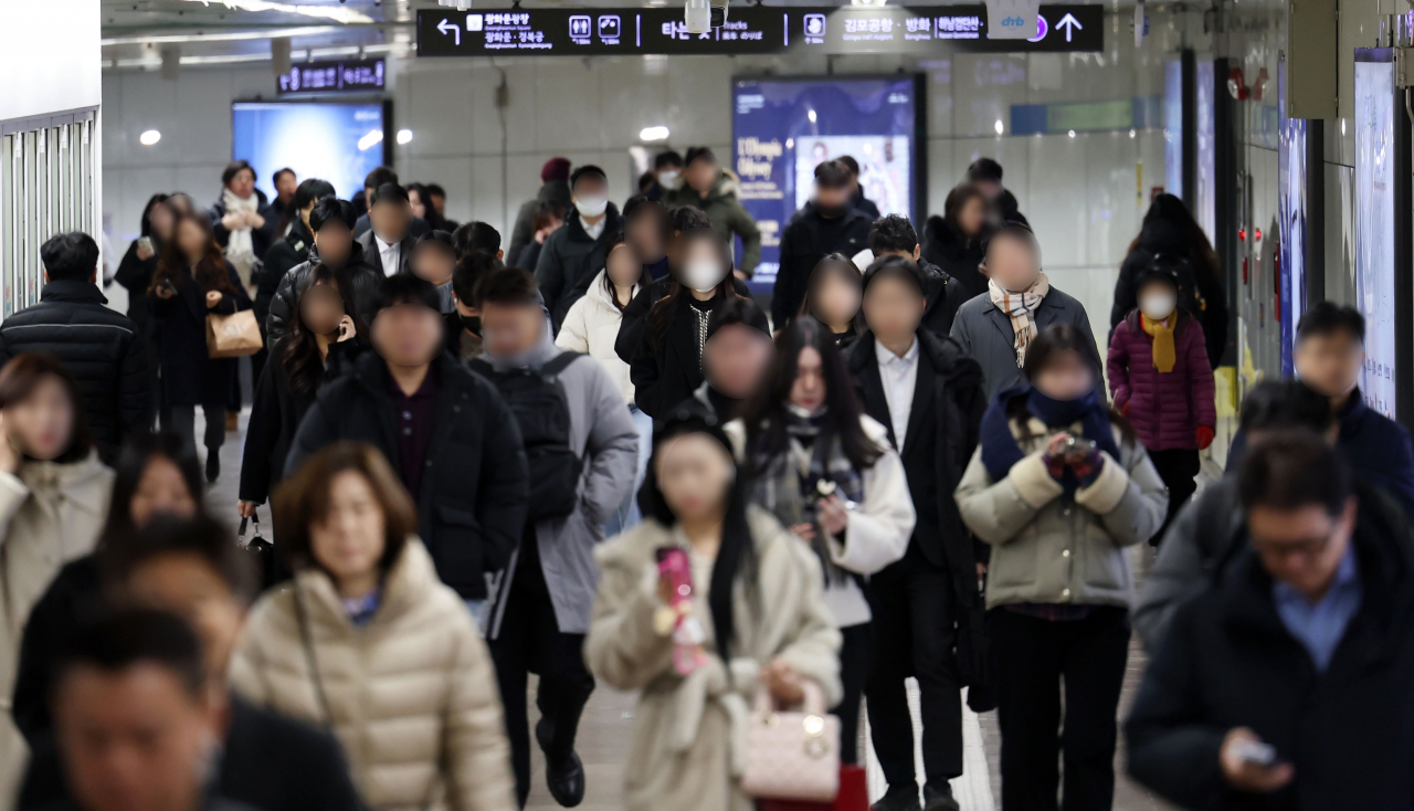 People commute to work at Gwanghwamun Station in Seoul on Wednesday morning as usual, following the lifting of the martial law declaration. (Newsis)