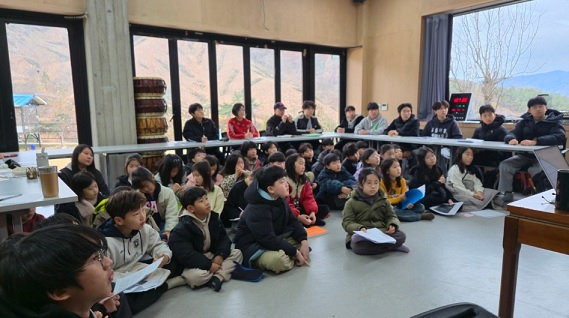 Students at Hari Forest School listen to their teacher's explanation about martial law on Wednesday morning (Courtesy of Jung)