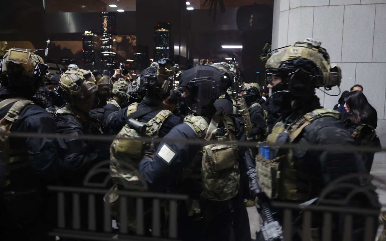 Soldiers prepare to enter to the main building of the National Assembly in Yeouido, Seoul, Wednesday. (Yonhap)