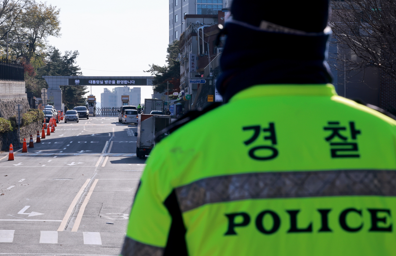 A police officer is seen near the main gate of the presidential office in Seoul on Wednesday. (Yonhap)