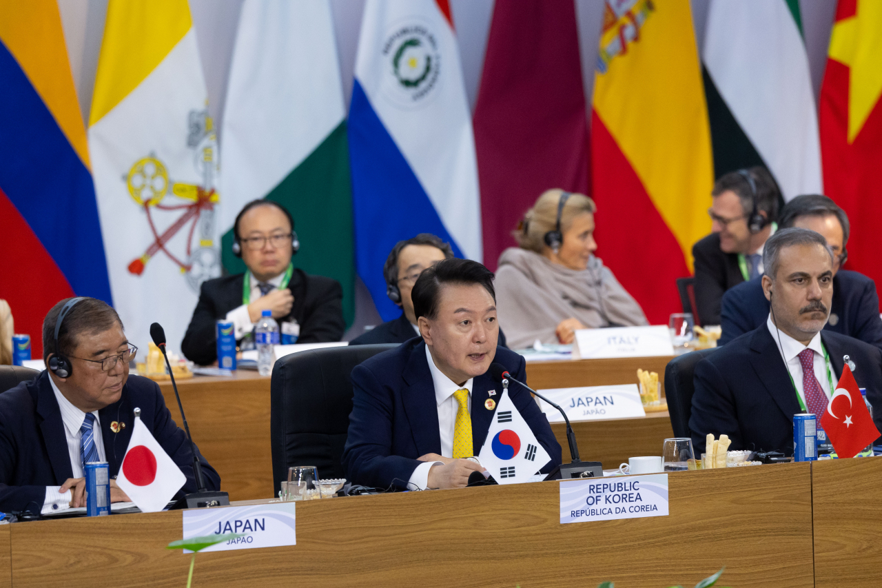 President Yoon Suk Yeol (center) speaks during the first session of the 19th G20 Summit at the Museum of Modern Art in Rio de Janeiro, Brazil, on Nov. 18, 2024. (Pool Photo via Yonhap)