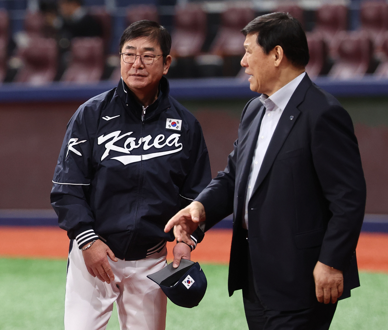 Ryu Joong-il, manager of the South Korean national baseball team (left) and KBO President Koo Young-yeon are seen at Gocheok Sky Dome in Seoul, Nov. 6. (Yonhap)