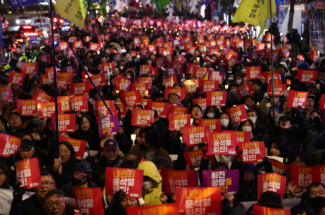 People participate in a candlelight rally at Gwanghwamun Square in Seoul on Wednesday. (Yonhap)