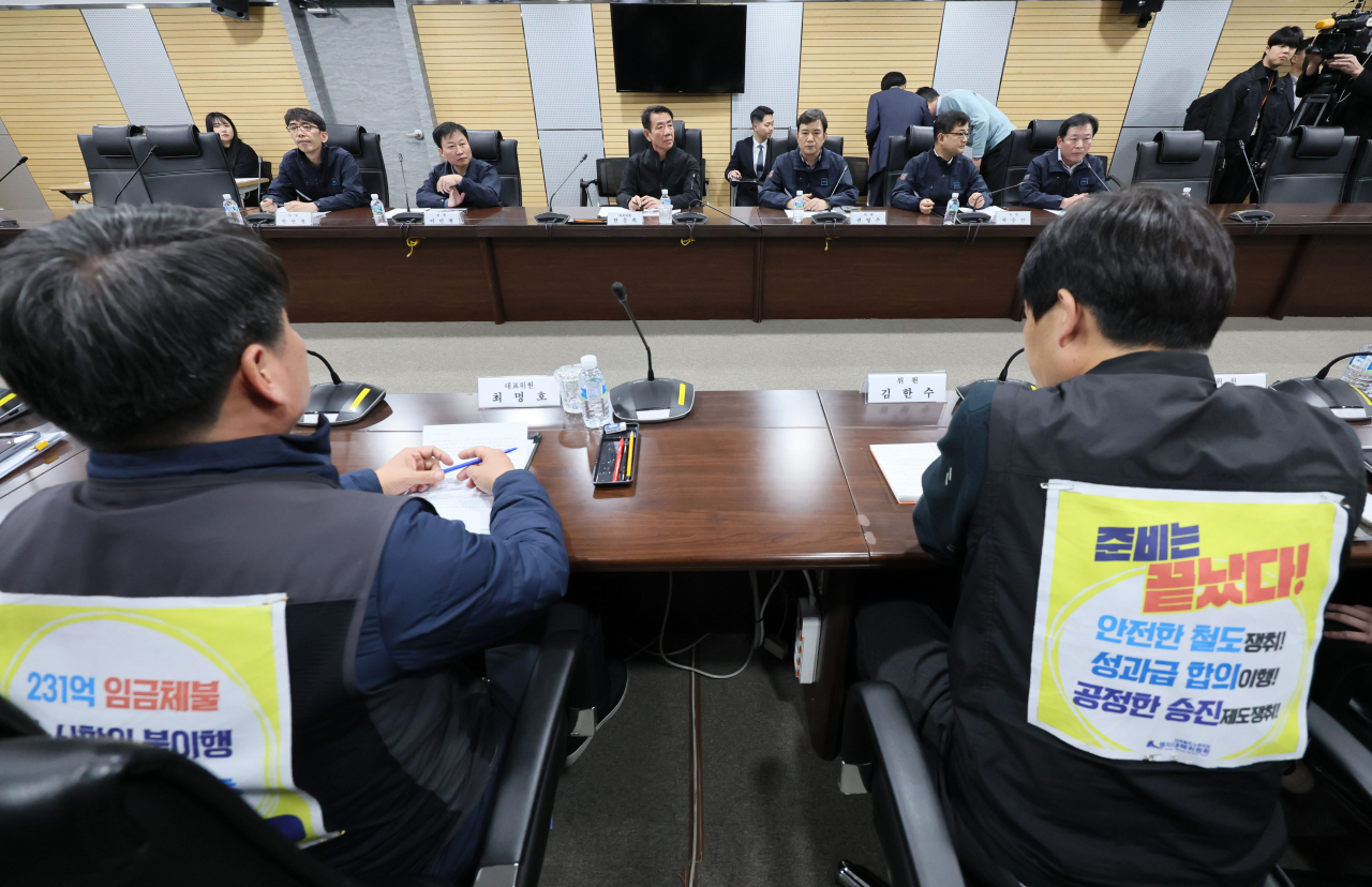 Labor and management of Korea Railroad Corp. hold wage negotiations in Seoul on Wednesday. (Yonhap)