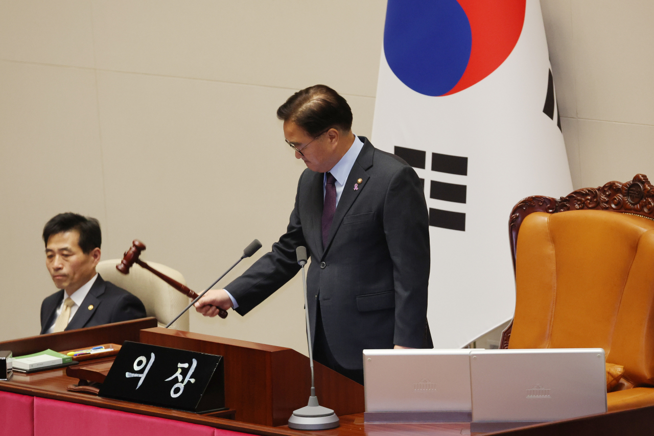 National Assembly Speaker Woo Won-shik chairs a parliamentary plenary session held at the National Assembly in western Seoul on Thursday. (Yonhap)