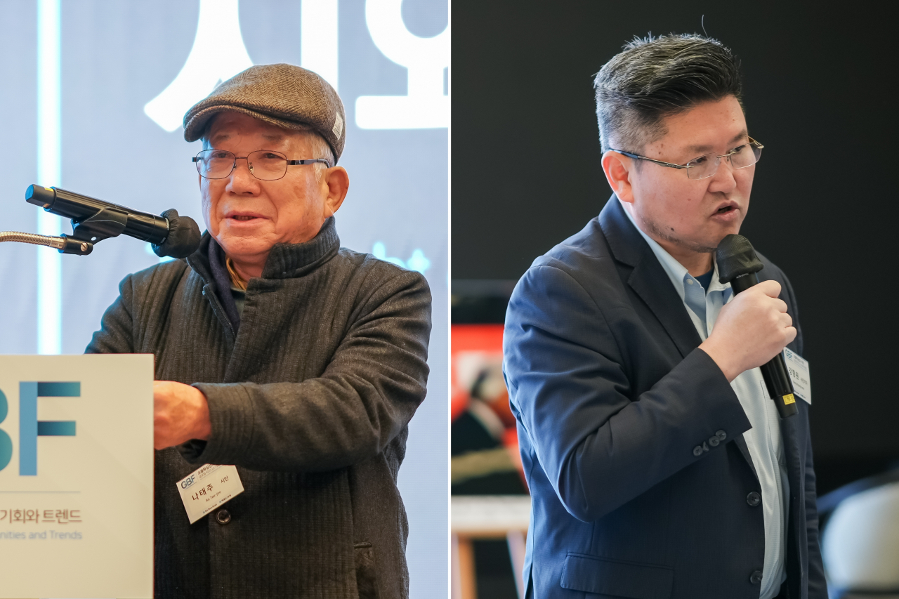 Poet Na Tae-joo (left) and photojournalist Kang Hyung-won gives his lecture at the Global Biz Forum hosted by The Korea Herald at the Ambassador Seoul -- a Pullman Hotel on Wednesday. (The Korea Herald)