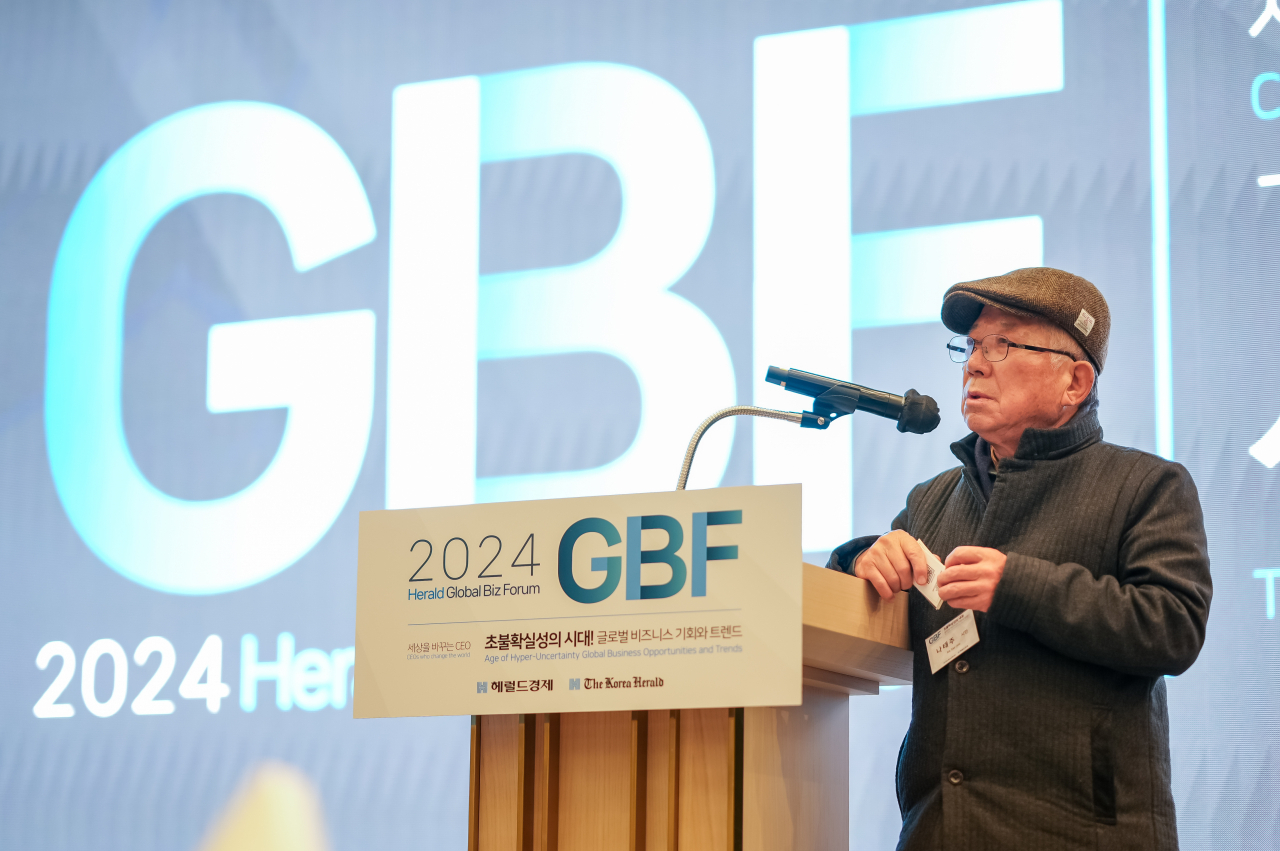 Poet Na Tae-joo gives a lecture at the Global Biz Forum hosted by The Korea Herald at the Ambassador Seoul -- a Pullman Hotel on Wednesday. (The Korea Herald)