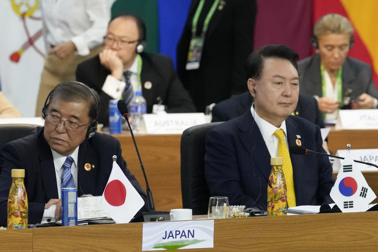 Japan's Prime Minister Shigeru Ishiba (left) and South Korea's President Yoon Suk Yeol attend the G20 Summit leaders meeting in Rio de Janeiro on Nov. 18, 2024. (AP)