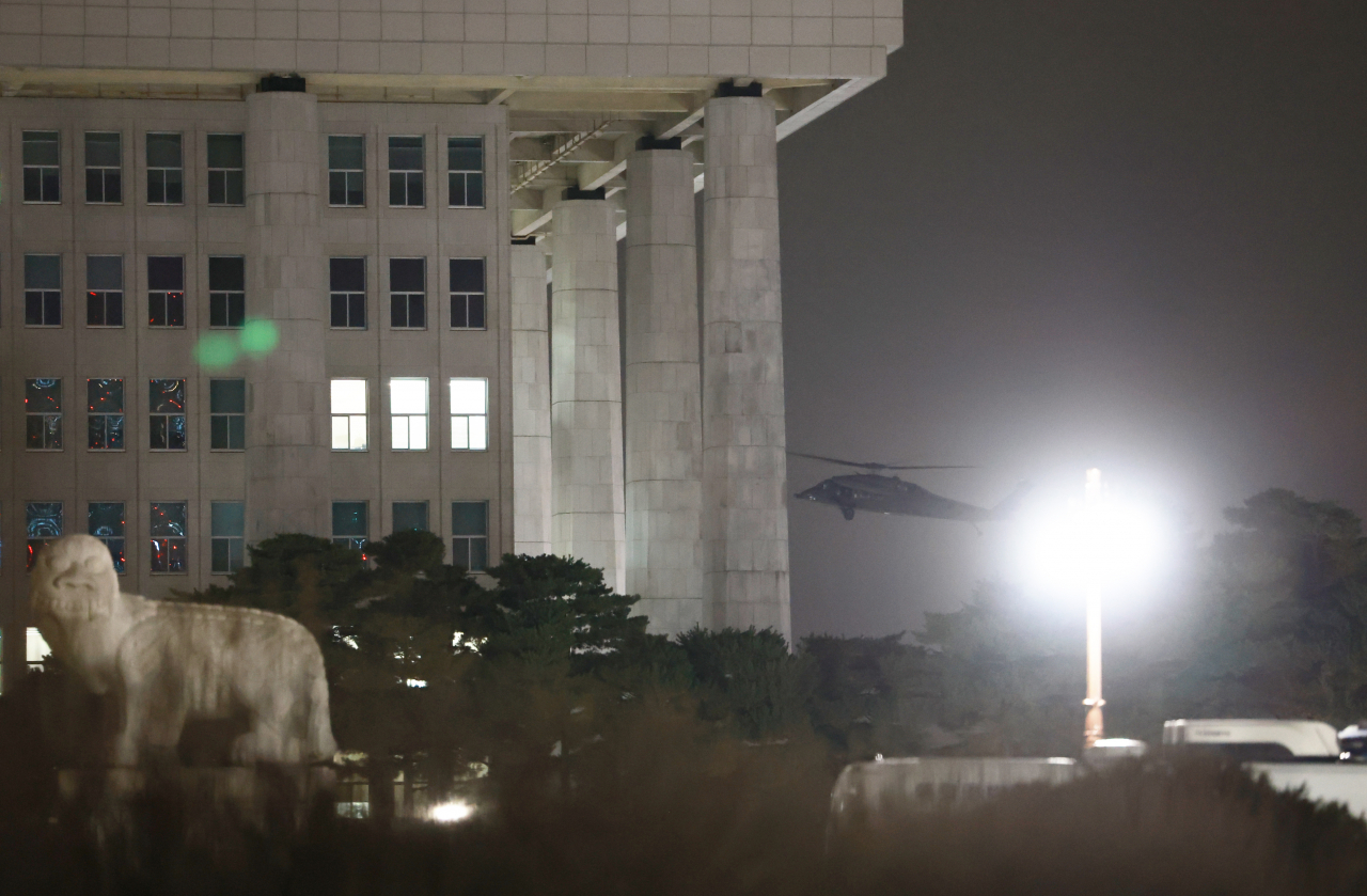 국회 진입하는 계엄군 헬기. 연합뉴스