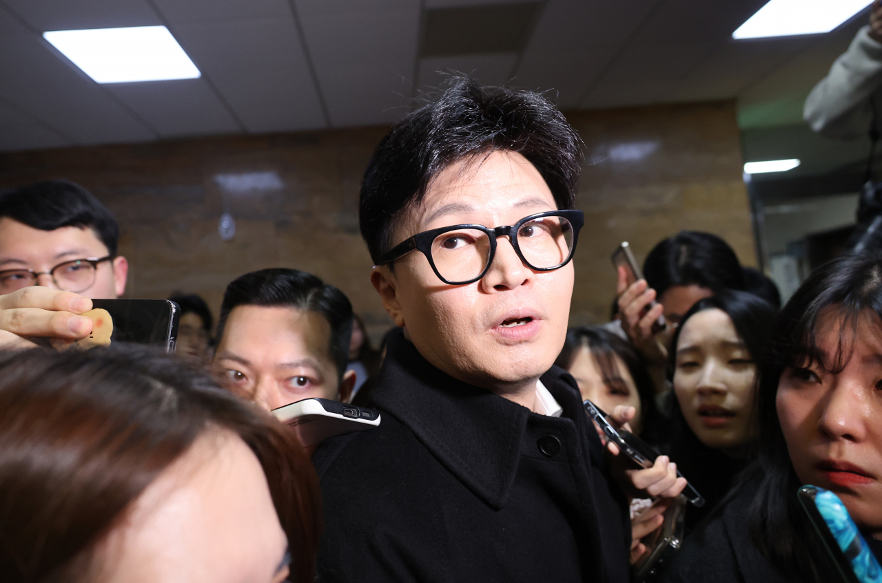 Han Dong-hoon leaves the National Assembly on Friday morning. (Yonhap)