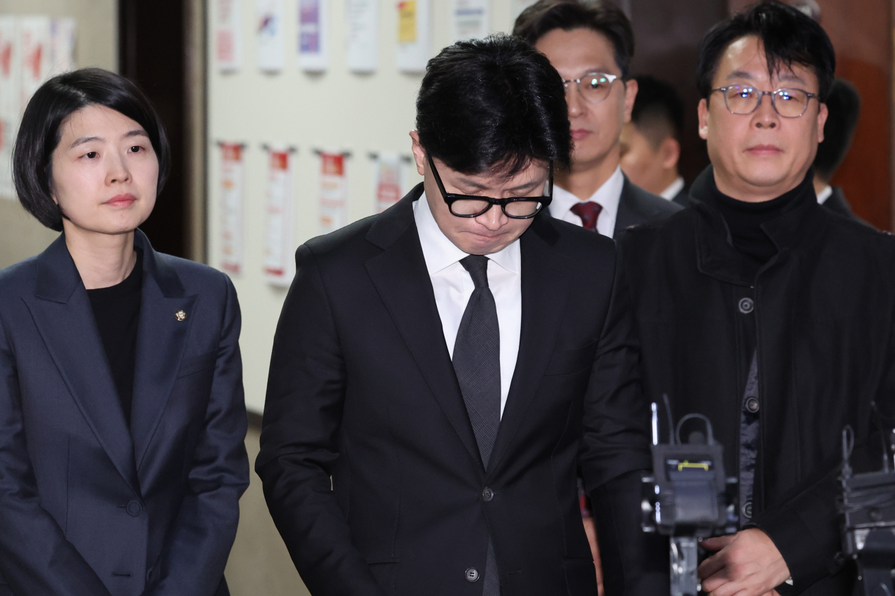 Han Dong-hoon, leader of the ruling People Power Party, bows his head during his appearance at the National Assembly in Seoul after a vote on an impeachment against President Yoon Suk Yeol was scrapped due to a lack of quorum on Dec. 7, Saturday. (Yonhap)