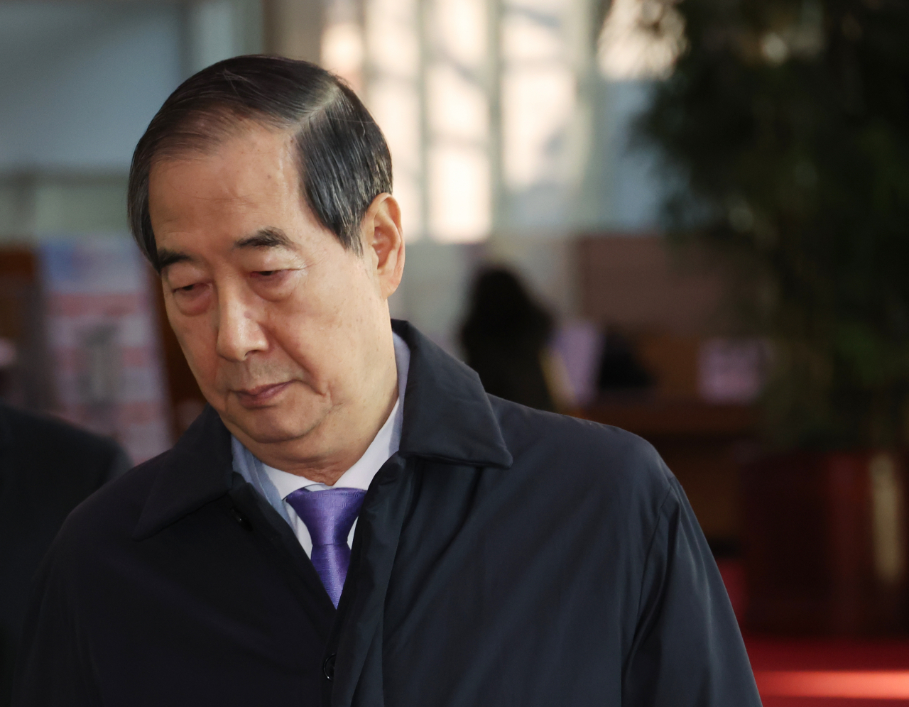 Prime Minister Han Duck-soo visits his office at Government Complex Seoul in Jongno-gu, central Seoul, Monday. (Yonhap)