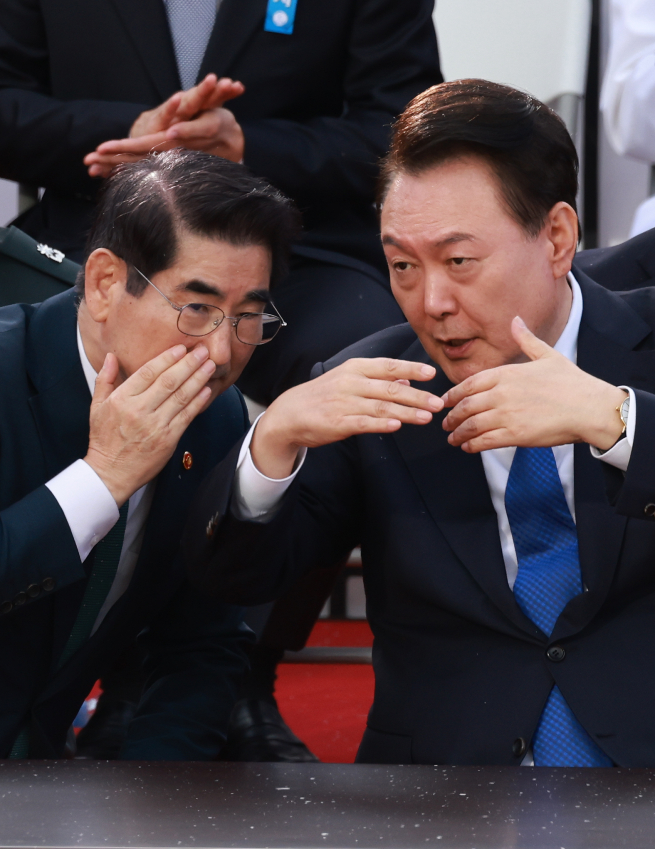 South Korean President Yun Suk Yeol (right) talks with former Defense Minister Kim Yong-hyun, as he watches a parade at Gwanghwamun Square in Seoul on Oct. 1, marking Armed Forces Day. (Presidential office/Newsis)