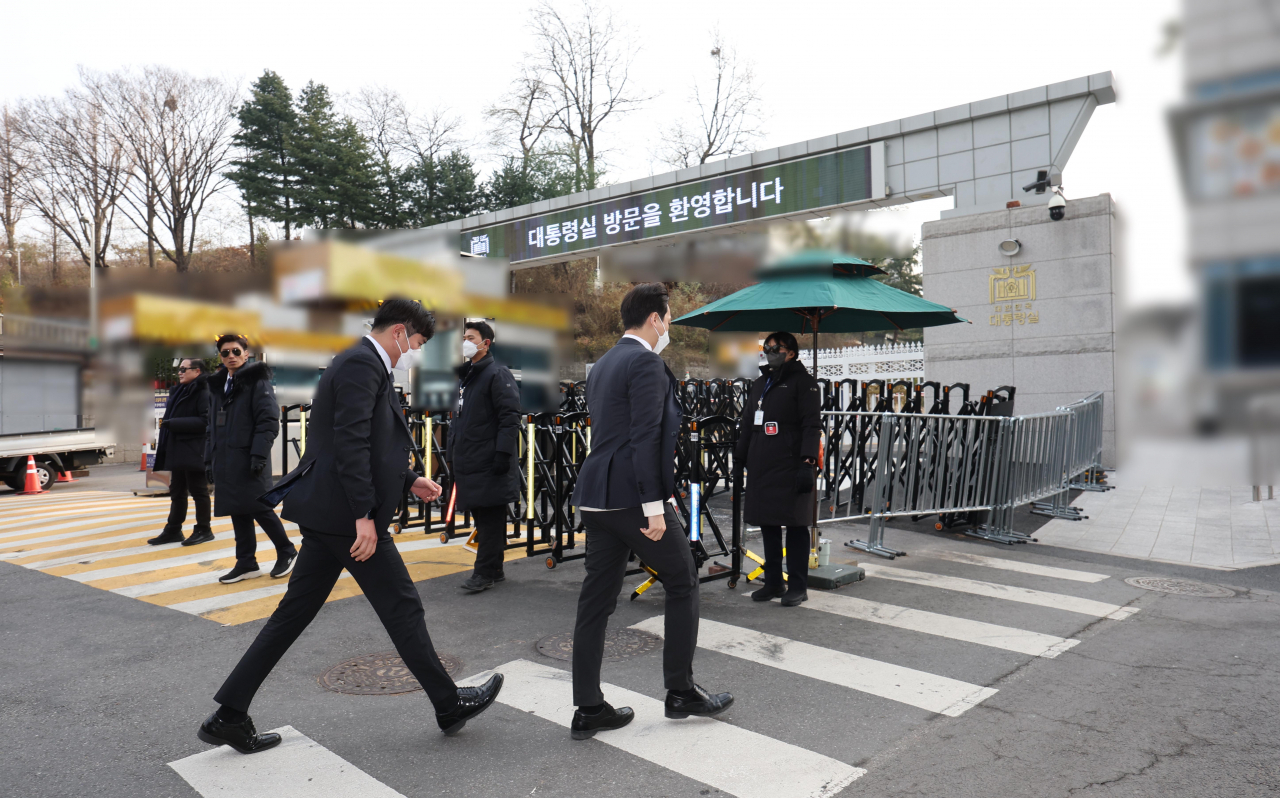 Police investigators enter the presidential office compound in Yongsan-gu, central Seoul on Wednesday, to search the office building for material related to President Yoon Suk Yeol's short-lived imposition of martial law on Dec. 3. (Pool photo via Yonhap)