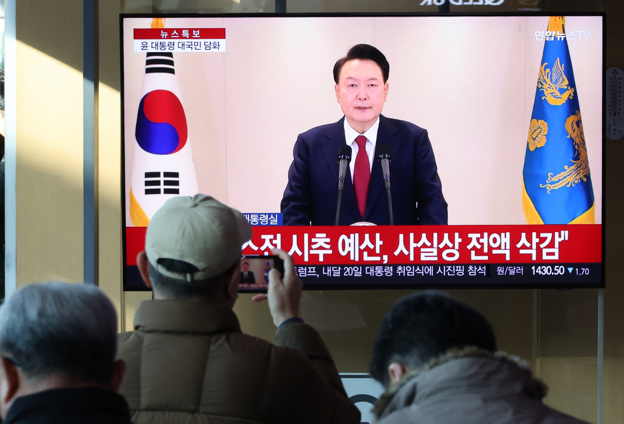 A TV screen shows President Yoon Suk Yeol delivering a prerecorded speech to the nation on Thursday. (Yonhap)