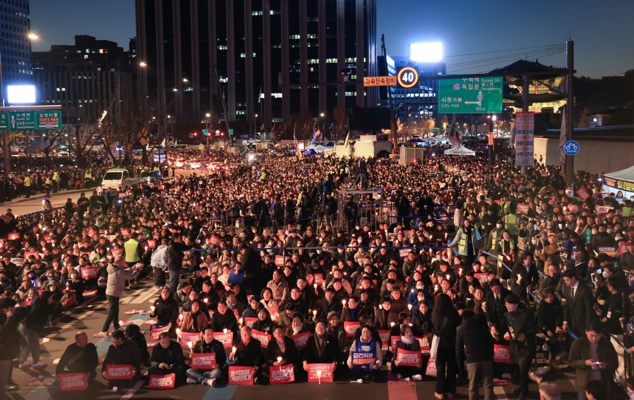 Demonstrators protest President Yook Suk Yeol's veto of a special investigation into the death of a Marine corporal in 2023, in Jongno, Seoul, Nov. 23. (Yonhap)