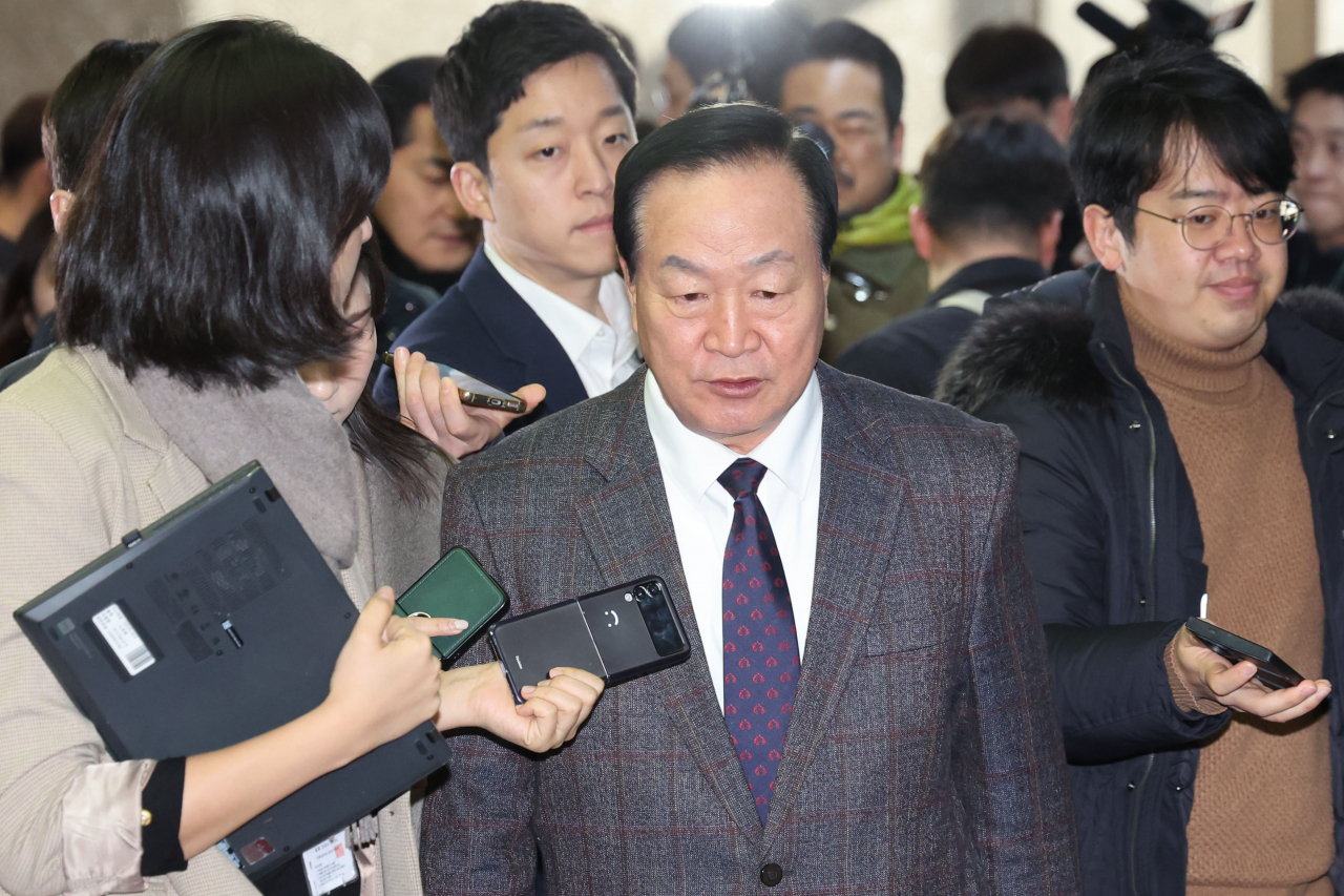 Rep. Han Ki-ho (center) of the People Power Party attends an emergency meeting at the National Assembly in Yeouido, Seoul, Monday. (Newsis)