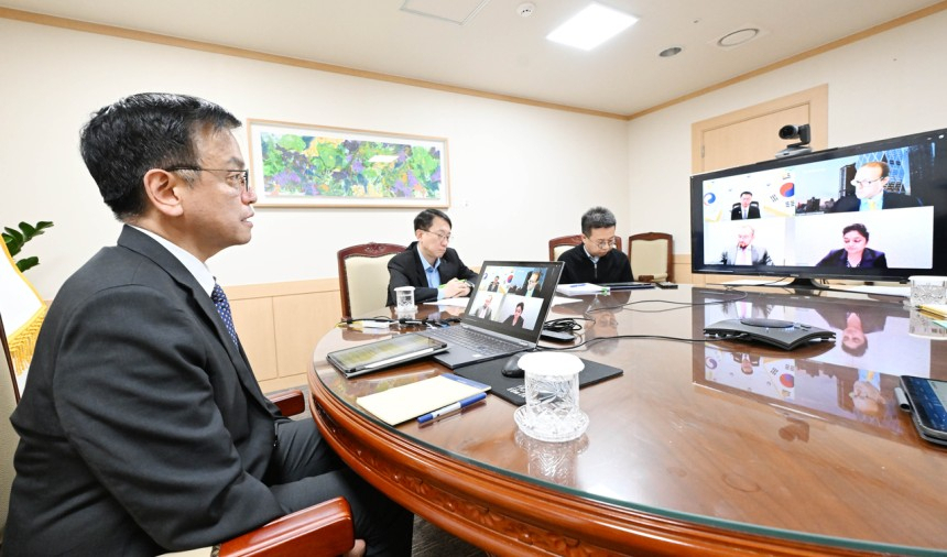 Deputy Prime Minister and Finance Minister Choi Sang-mok (left) attends a videoconference with top officials at global credit rating agencies at Government Complex Seoul, Thursday. (Finance Ministry)