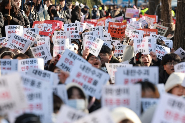 University students join the rallies at the streets of Yeouido with signs reading “University students protect democracy