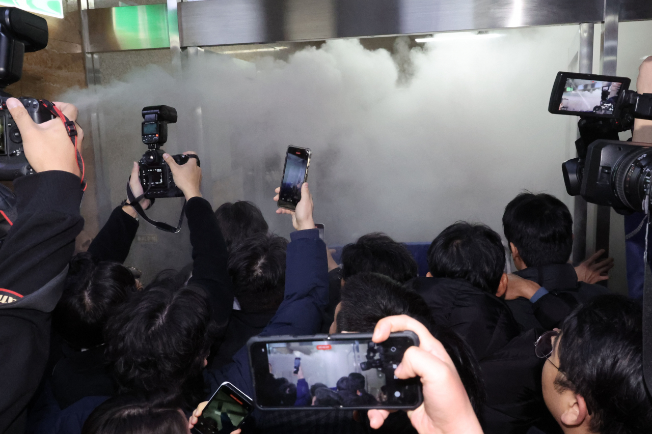 This photo shows inside the National Assembly filled with smoke from a fire extinguisher used to block Army troops' forcible entry on Dec. 4. (Newsis)