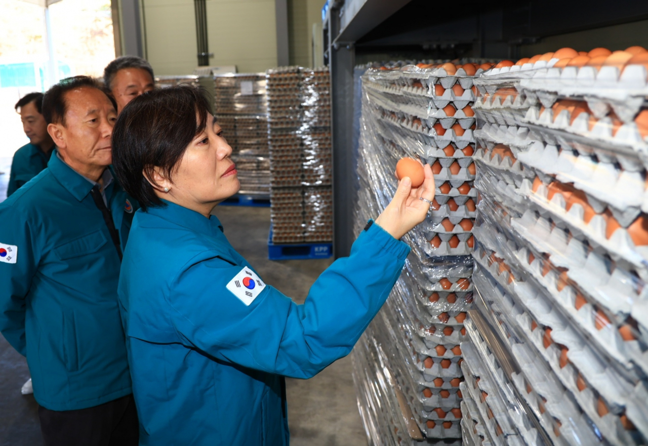 Minister of Agriculture, Food and Rural Affairs Song Mi-ryeong inspects the management of quarantine measures for highly pathogenic avian influenza at a densely populated laying hen complex in Bonghwa-gun, North Gyeongsang Province, Dec. 6. (Yonhap)