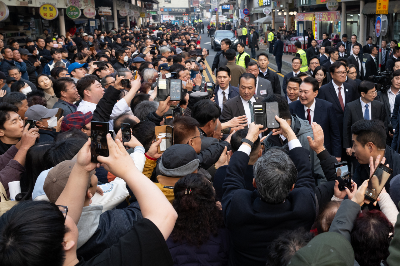 President Yoon Suk Yeol greets merchants and visitors at Gongju Sanseong Market in South Chungcheong Province on Dec. 2. Presidential Office via Yonhap.