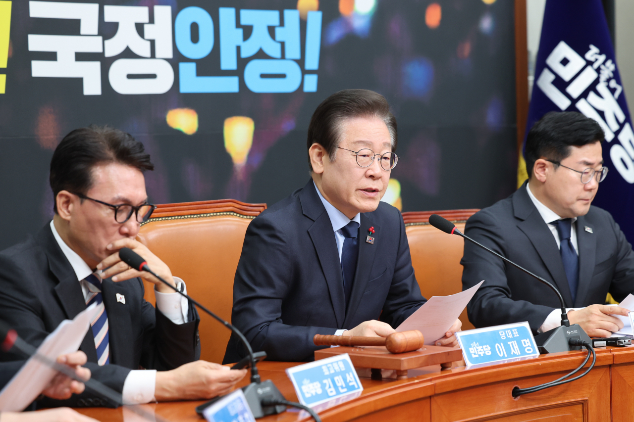 Reps. Kim Min-seok (from left), Lee Jae-myung and Park Chan-dae attend the Democratic Party of Korea's supreme council meeting at the National Assembly on Monday. (Yonhap)