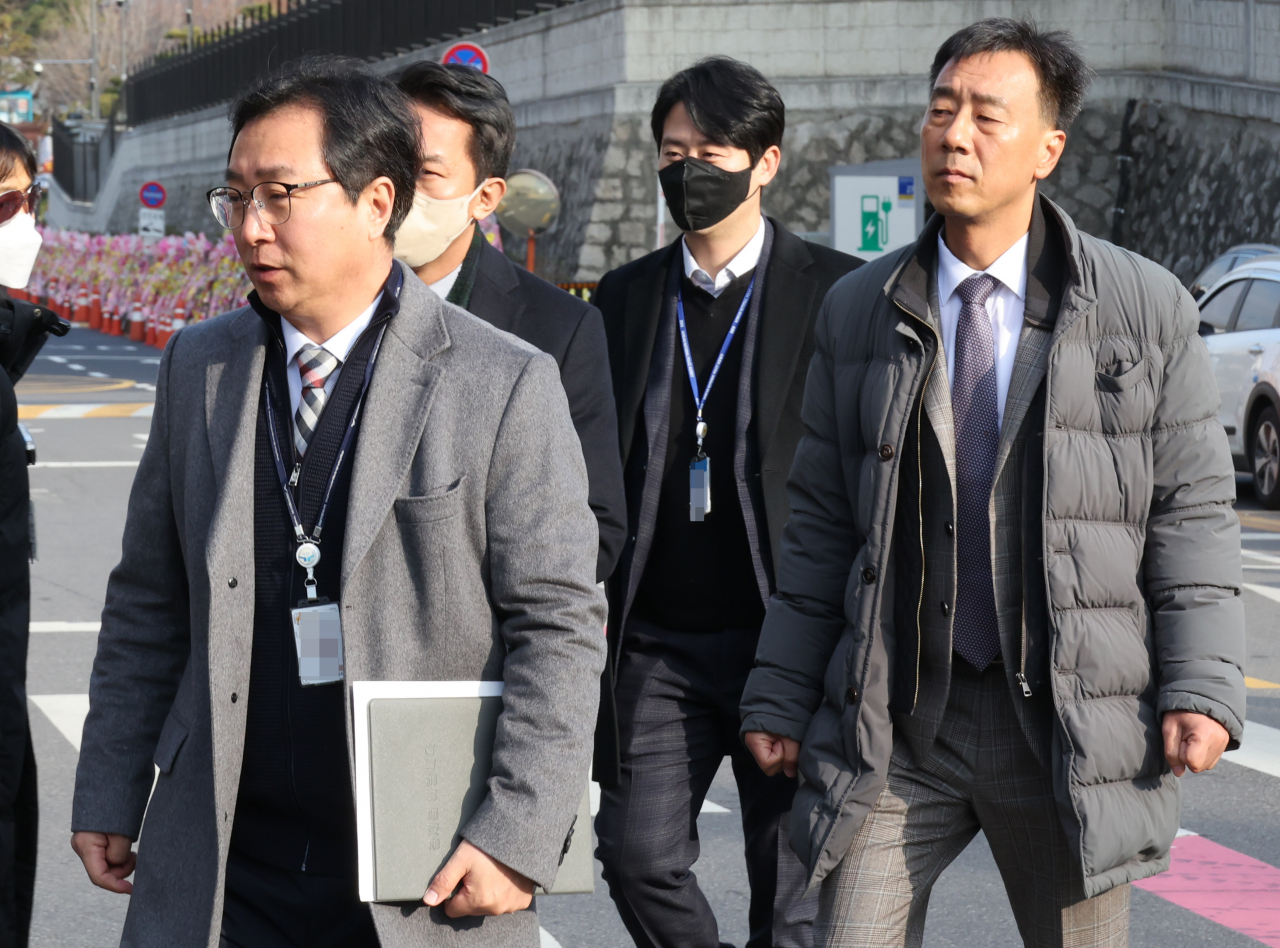 A joint investigative unit probing the Dec. 3 martial law declaration by South Korean President Yoon Suk Yeol arrives at the presidential office to deliver a questioning summons notice, Monday. (Yonhap)