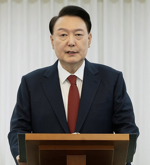 President Yoon Suk Yeol delivers a speech at his residence in Seoul, Saturday. (Yonhap)