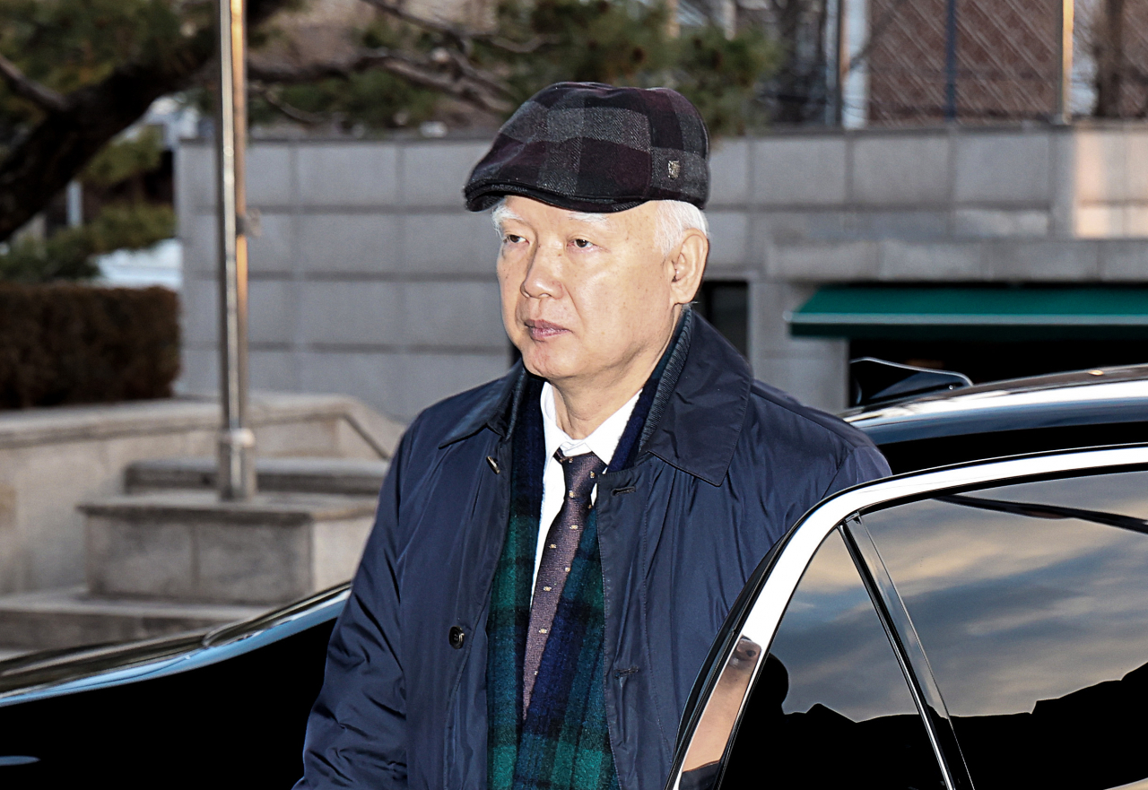 The Constitutional Court justice Jeong Hyeong-sik exits his car as he arrives at the court in Seoul on Tuesday. (Yonhap)