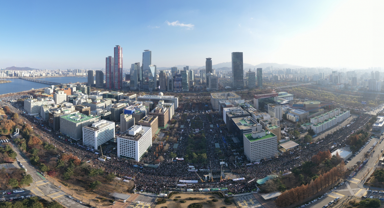 Protesters demand President Yoon Suk Yeol's impeachment in front of the National Assembly in Yeouido, western Seoul on Saturday. (Newsis)