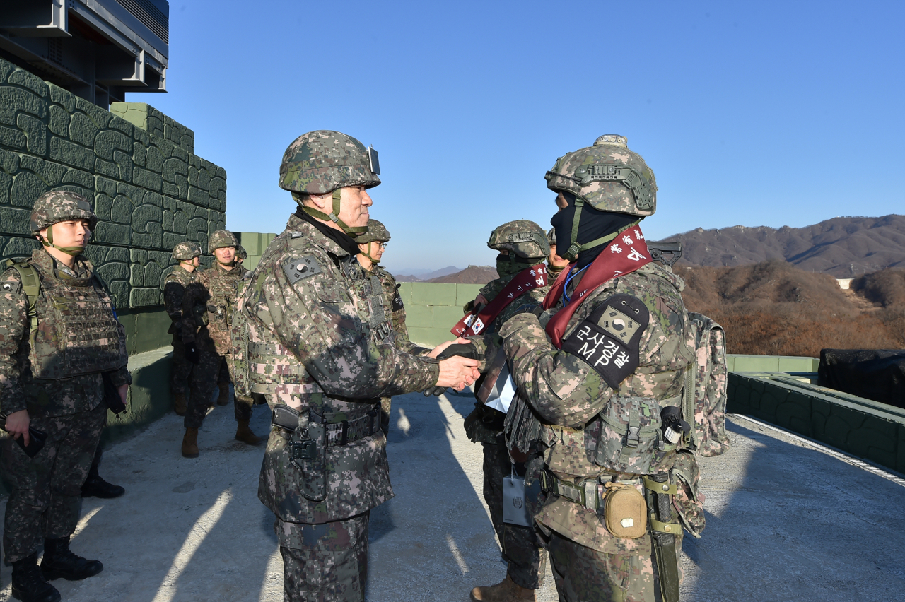 Joint Chiefs of Staff Chairman Adm. Kim Myung-soo visits the guard post under the Army's 15th Infantry Division at an undisclosed location, Tuesday. (Yonhap)