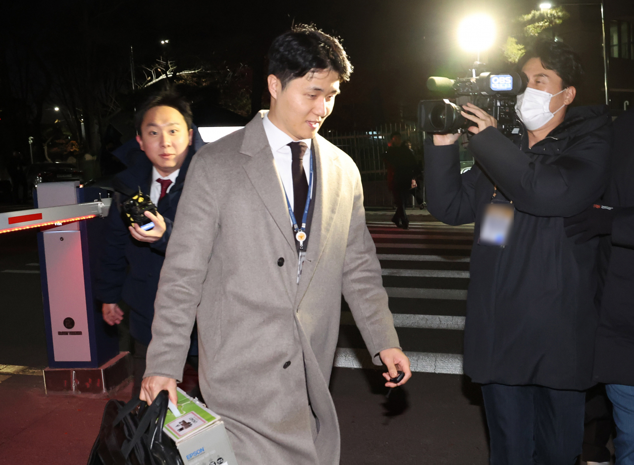 An official of the joint investigation team including police and the Corruption Investigation Office for High-ranking Officials working on a probe into the legality of President Yoon Suk Yeol's brief imposition of martial law leaves the office of the Presidential Security Service located inside the presidential office in Yongsan, Seoul, Tuesday. (Yonhap)