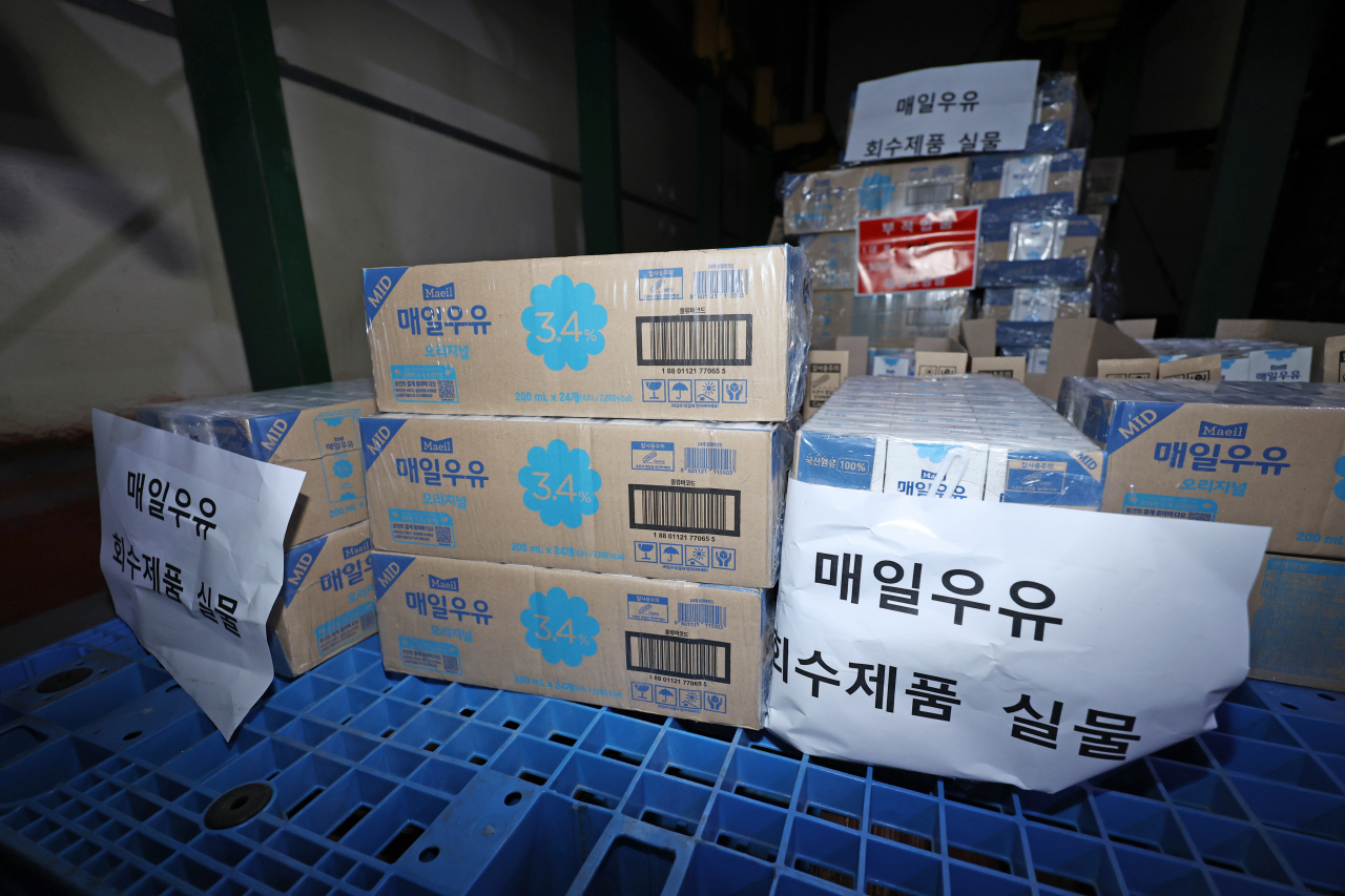 Recalled milk products of Maeil Dairies are stored in a warehouse in Gwangju on Dec. 16. (Yonhap)