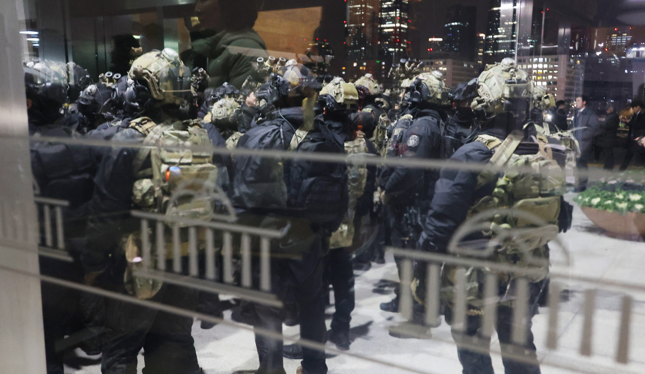 Soldiers prepare to enter the National Assembly building at around midnight on Dec. 4 after President Yoon Suk Yeol declared martial law. (Yonhap)