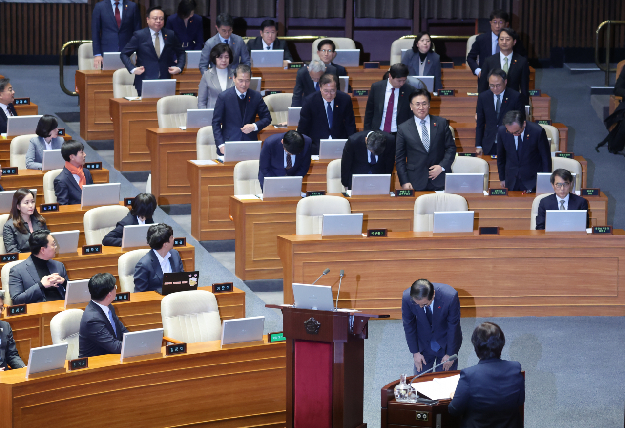 Cabinet members bow their headsin apology at a plenary legislativesession addressing PresidentYoon Suk Yeol’s imposition ofmartial law at the NationalAssembly on Dec. 11. (Yonhap)